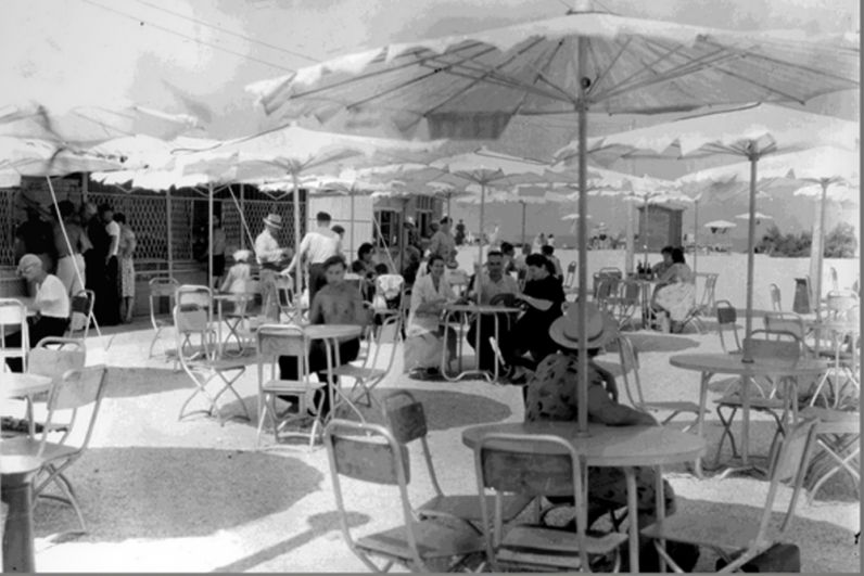 Ейск. Ейская контора «Курортторг». Пляж. Вид центральной части вечернего ресторана. 1958 год.