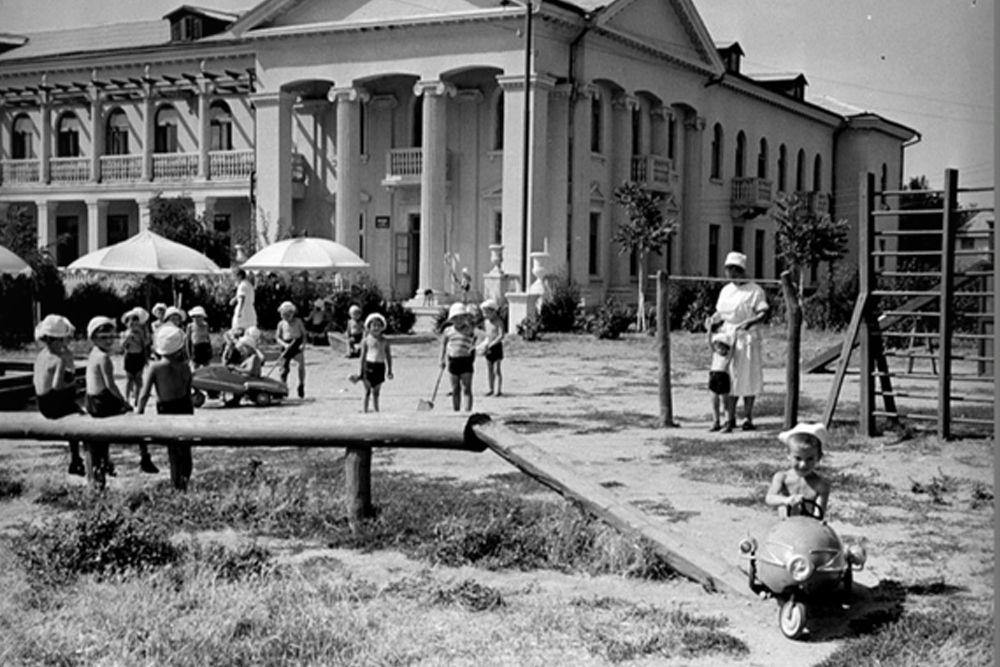Сочи. Площадка для игр в детском санатории «Голубая волна». 1954 год.