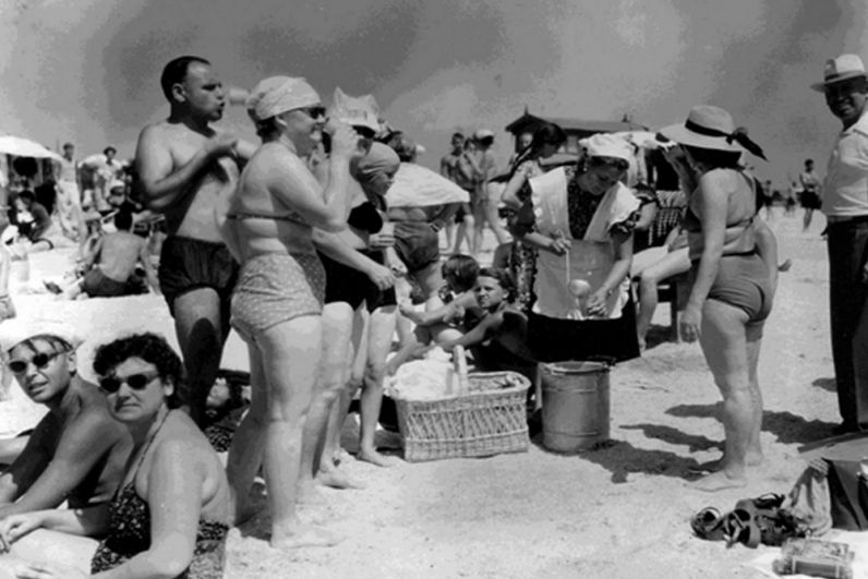 Ейск. Ейская контора «Курортторг». Пляж. Продажа бутербродов и охлажденного компота отдыхающим. 1958 год.