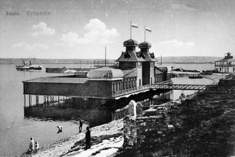 Геленджик. Купальня Н.Т. Николайшвили. Была расположена на восточном берегу Геленджикской бухты. Начало ХХ века.