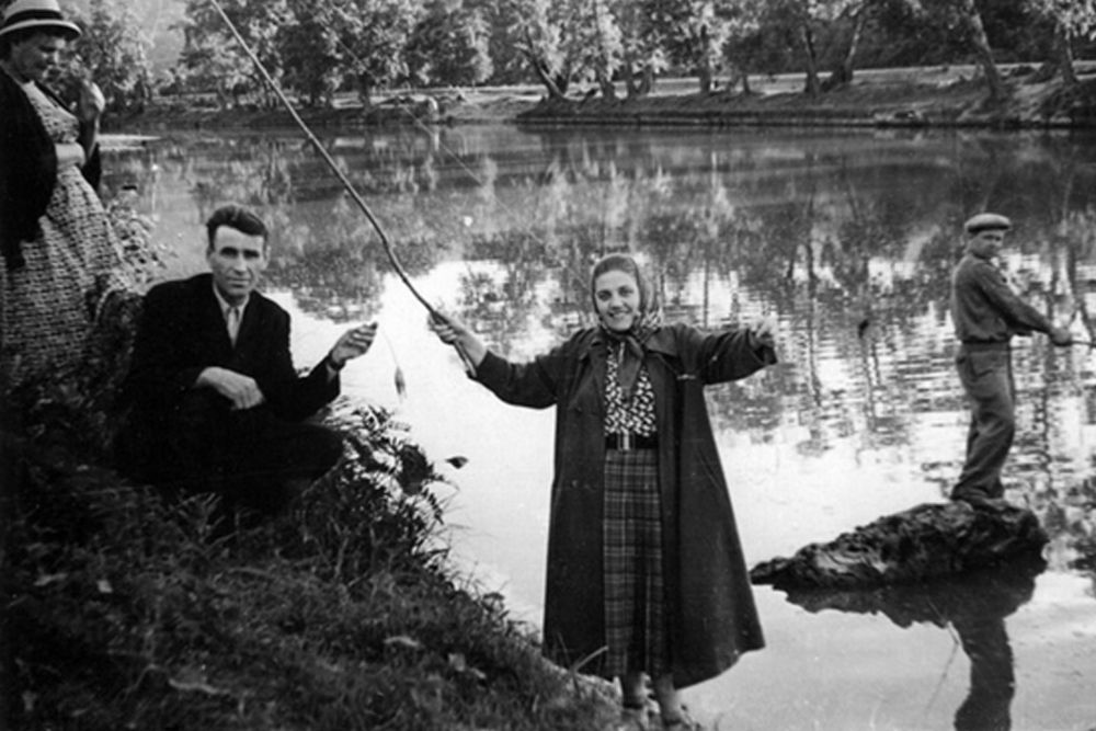 Отдыхающие рыболовы-любители на берегу реки Псекупс. Горячий Ключ. 1957 год.