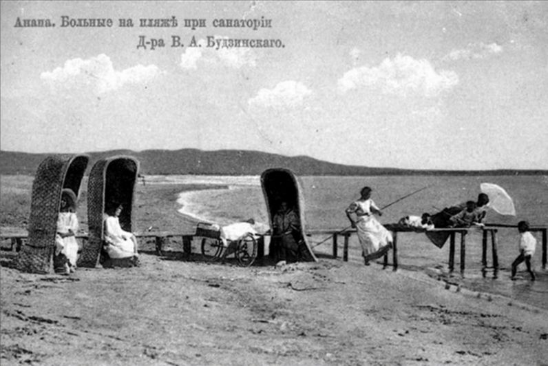 Анапа. Больные на пляже при санатории доктора В.А. Будзинского. 1909-1910 годы.
