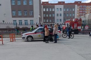 По словам педагогов, учеников оперативно эвакуировали из классов и отвели на безопасное расстояние — за дом, который находится напротив здания школы.