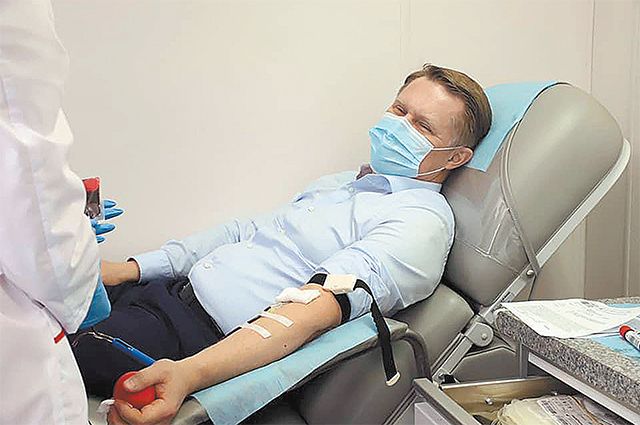 В Национальный день донора России (20 апреля) сдал кровь и министр здравоохранения Михаил Мурашко.