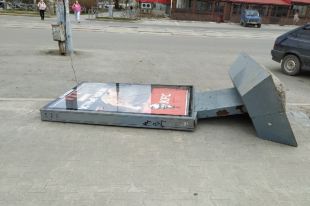 Щит снесло ветром на ул. Борчанинова.
