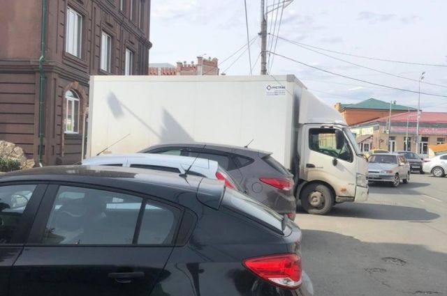 В Сызрани оборванные фургоном крепления кабеля связи ударили пешехода