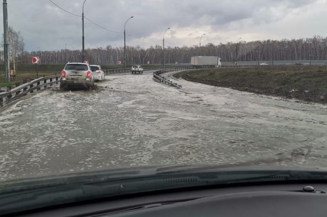 В Новосибирске улицы затопило водой после дождя 1 мая