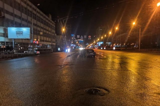 В Новосибирске водитель ВАЗа без прав сломала челюсть в ДТП с Honda