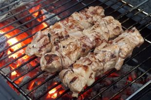 Готовим идеальный шашлык: пять рецептов маринадов для мяса
