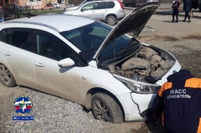 Автомобиль провалился в яму на дороге в Новосибирске