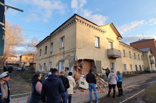 В Киселевске частично рухнула стена аварийного жилого дома