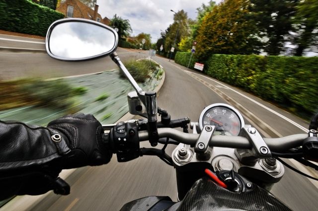 По вине мотоциклиста без водительских прав в Ростове произошло тройное ДТП