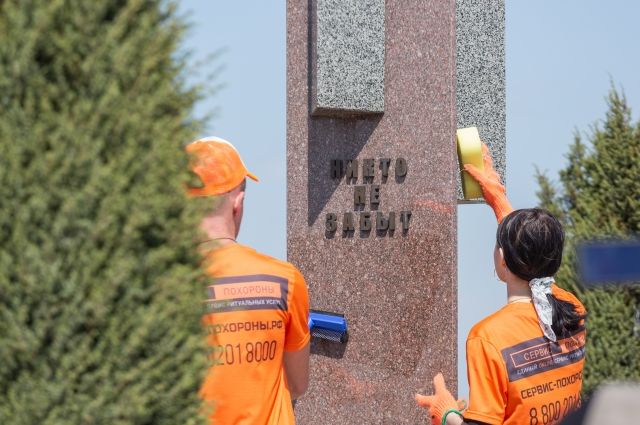 Общественники Ростова убрали в ветеранском квартале Северного кладбища