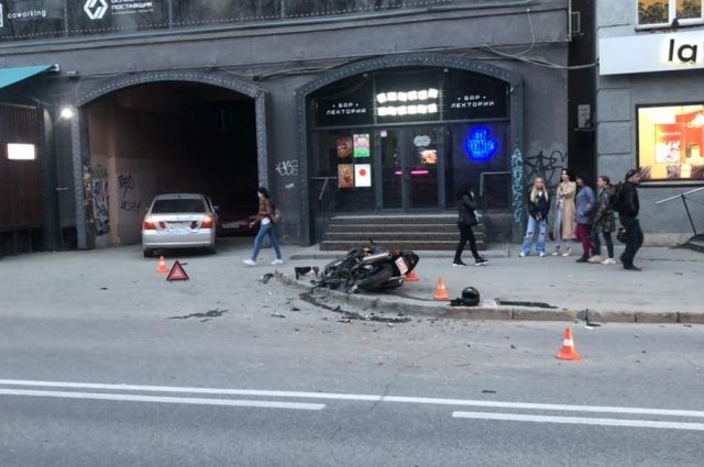 Водитель Toyota сбил мотоциклиста в центре Новосибирска