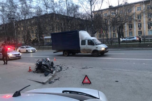 Появилось видео со сбитым мотоциклистом в центре Новосибирска