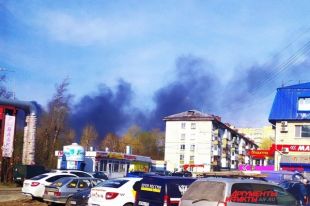 Площадь пожара составила 800 квадратных метров, огонь тушат.