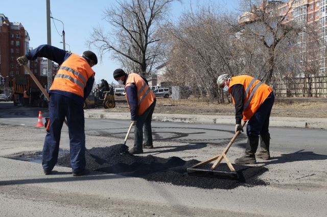 На 25 дорогах Ульяновска устраняют трещины и ямы