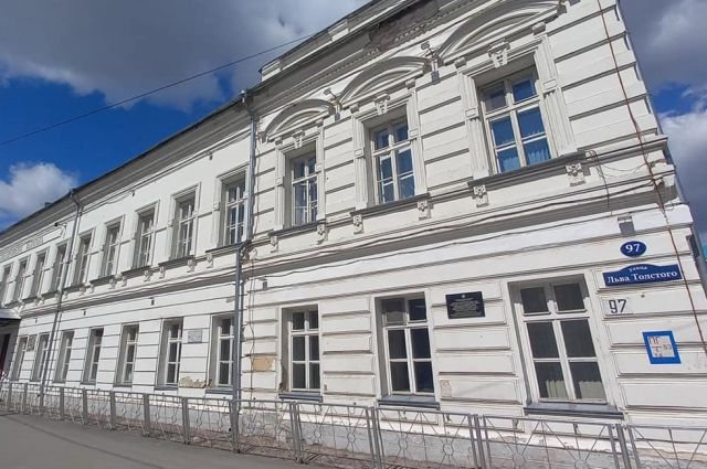У здания Мариинской гимназии в Ульяновске отремонтируют крышу и карнизы