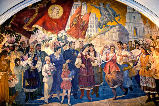 Мозаика на станции метро «Киевская» в Москве создана в 1953 г. и посвящена 300-летию воссоединения Украины и России. Воссоединимся ли снова?