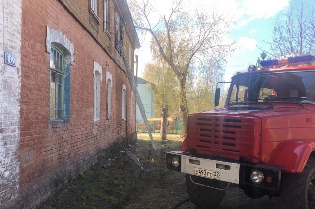 В Барнауле людей эвакуировали во время пожара в бараке
