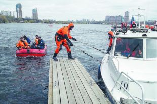Особенность работы спасателя на воде – жёстко соблюдать нормативы, продиктованные тем фактом, что мозг человека не может находиться без кислорода более 6 минут.