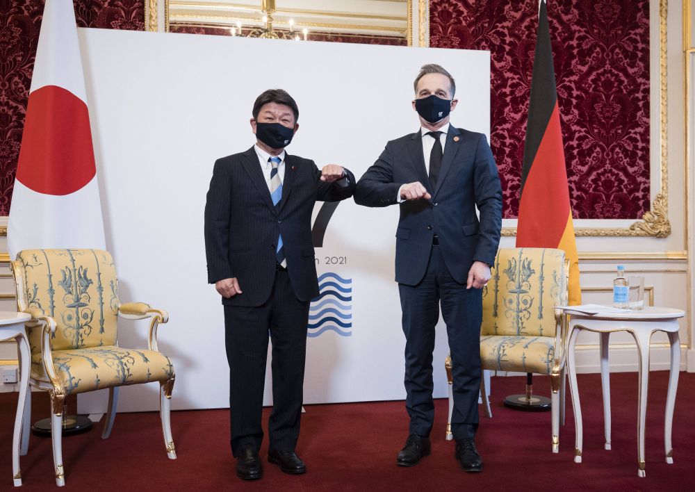 Министры иностранных дел Японии Тосимицу Мотэги и Германии Хайко Маас (слева направо) во время встречи глав МИД стран G7