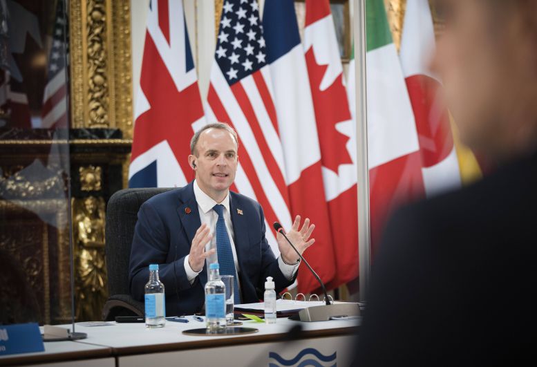 Министр иностранных дел Великобритании Доминик Рааб на пленарном заседании глав МИД стран G7