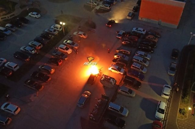 Chrysler сгорел во дворе дома в Калининском районе Новосибирска