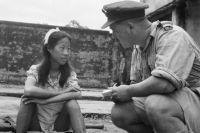 Допрос офицером Королевских ВВС 8 августа 1945 года юной китаянки, которую подвергли сексуальной эксплуатации на «станции утешения» в Рангуне. Фотография британского сержанта Титмусса.