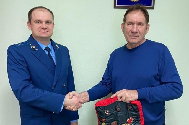 Омская прокуратура вручила сыну ветерана войны пропавшие награды отца