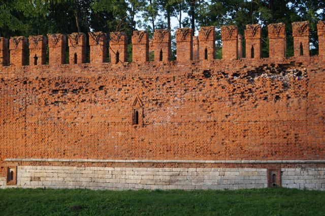 Часть строительных лесов обрушилась на крепостной стене в Смоленске