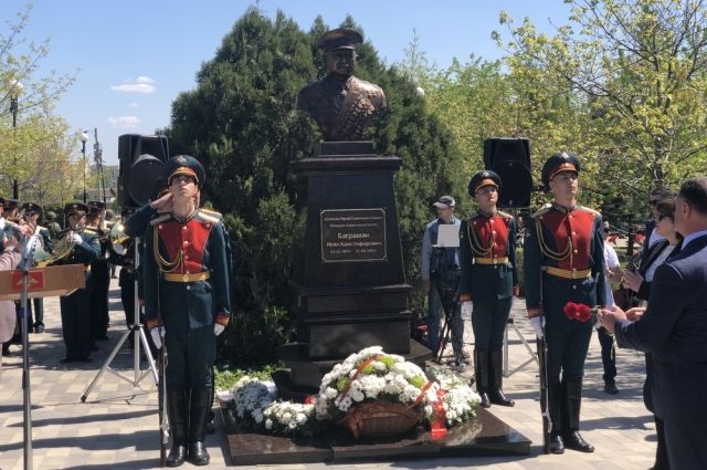 В Ростове открыли памятник Герою СССР маршалу Баграмяну