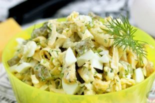 Сырный салат с яйцом, огурцом и сухариками: рецепт легкого салата
