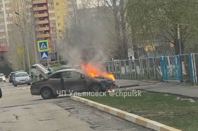 На улице Карбышева в Ульяновске сгорел «Форд Фокус»