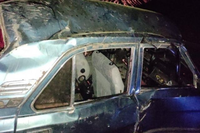 В Омской области погиб пассажир ГАЗа, перевернувшегося на полевой дороге