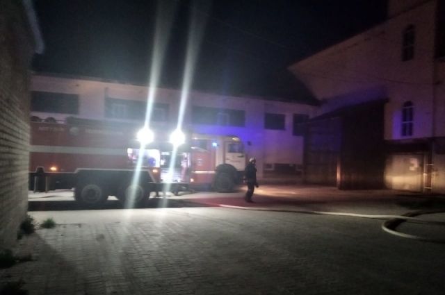Пять пожарных расчетов тушили горящее здание в Мурмине