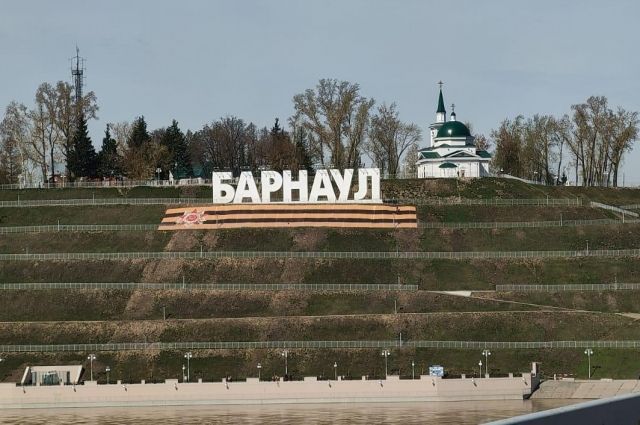 На склоне Нагорного парка в Барнауле разместили большую георгиевскую ленту