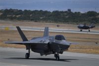 Истребители-бомбардировщики пятого поколения F-35.