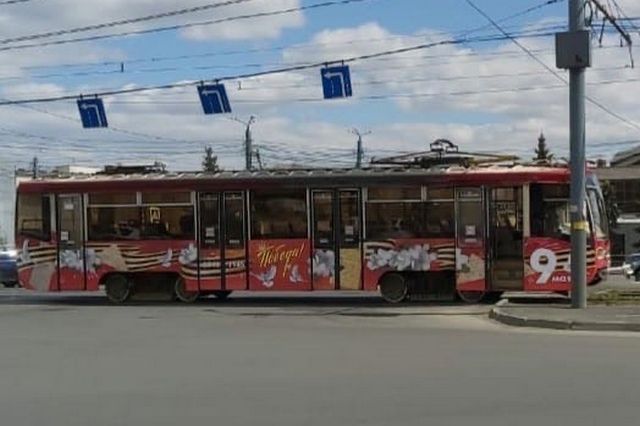 В Челябинске «трамвай Победы» временно парализовал движение транспорта