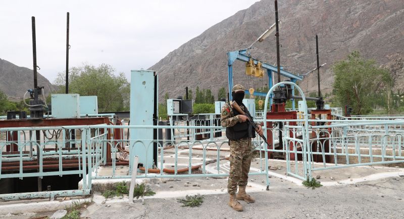 Военнослужащий вооруженных сил Киргизии охраняет водозабор 