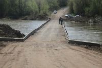 В Оренбуржье движение транспорта приостановлено остается на одном низководном мосту. 