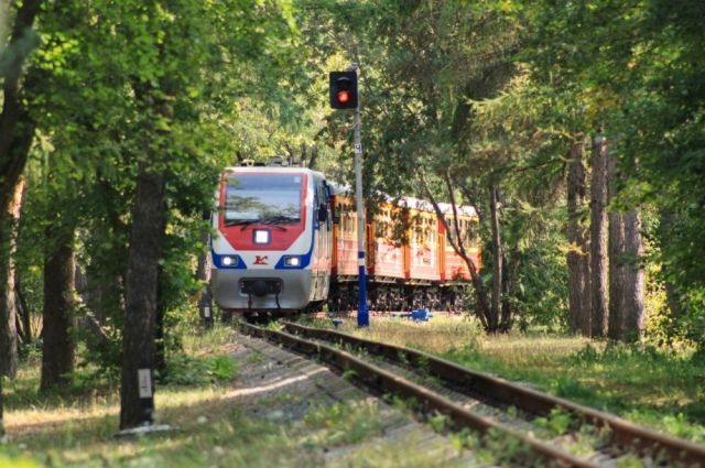 В Челябинске две школьницы едва не погибли, делая селфи на фоне поезда