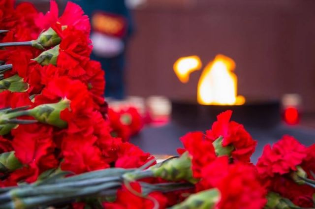 В 11:00 состоится возложение венков и цветов к Вечному огню на площади Славы.