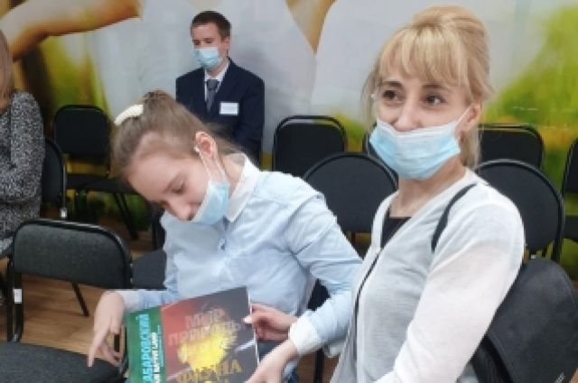 Второе инвалидное кресло торжественно вручили девочке с ДЦП в Хабаровске