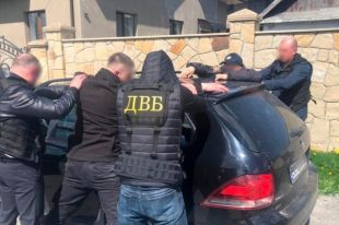 В Тернополе на взятке в 20 тысяч гривен поймали сотрудников полиции