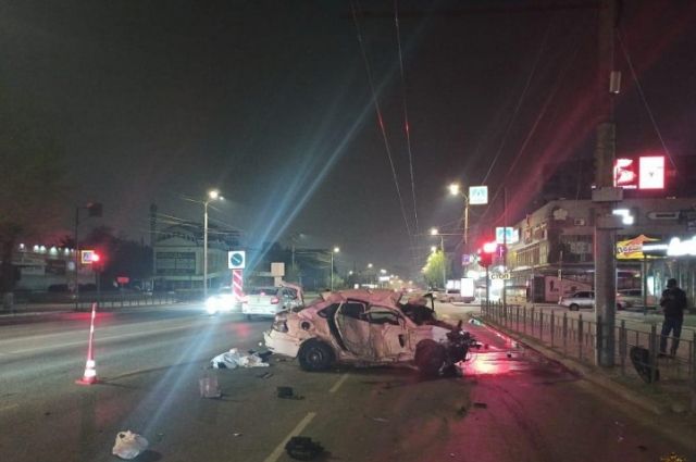 Опубликовано видео с ночной аварии в Омске, в которой погиб водитель