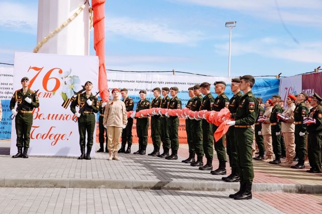 Копию Знамени Победы подняли на самый высокий флагшток Дальнего Востока