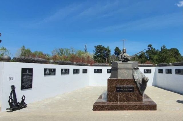 300-килограммовый венок украсил памятник морякам-торпедникам в Геленджике