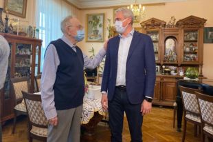 Член ОП Нифантьев поздравил диктора Игоря Кириллова с Днём радио