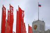 Уличное украшение ко Дню Победы у здания Дома правительства РФ